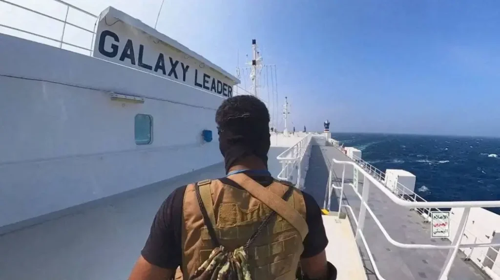 Houthi戦闘機は、紅海の銀河リーダー貨物船の上に立っています