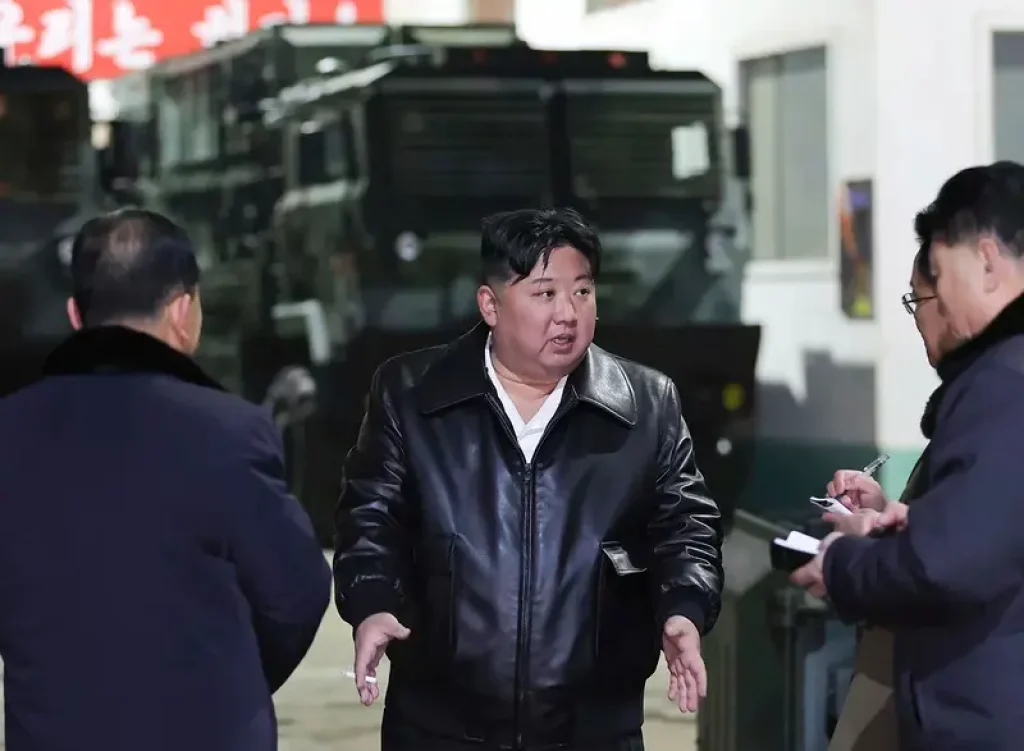 ミサイル工場の北朝鮮指導者