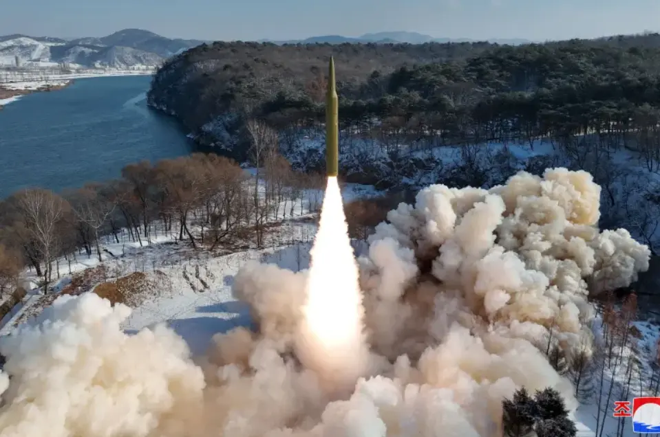 北朝鮮、極超音速弾頭搭載の固体燃料ミサイルを実験したと発表