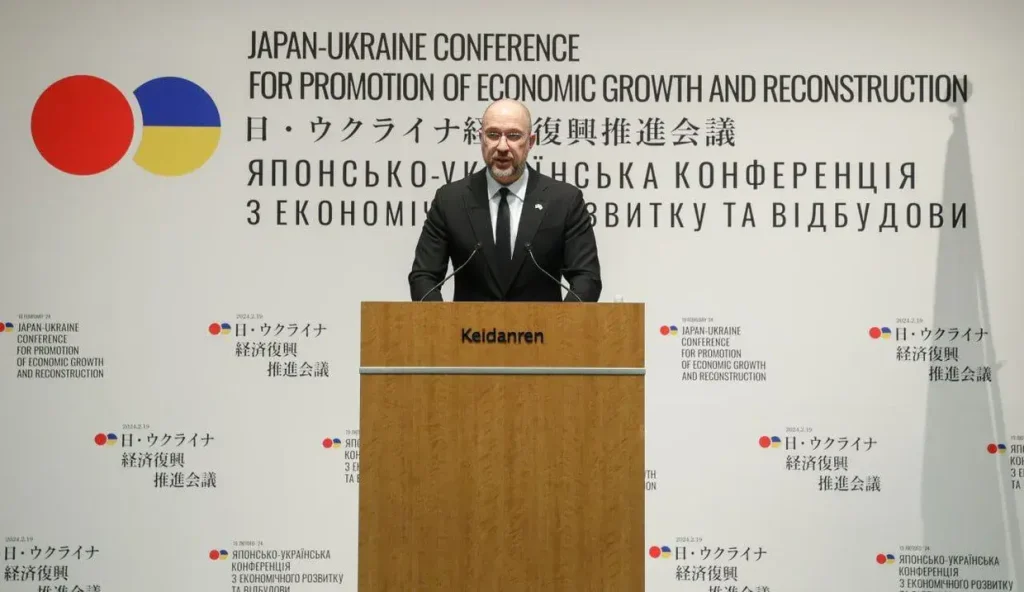 日本・ウクライナ会談で演説するデニス・シュミハル首相